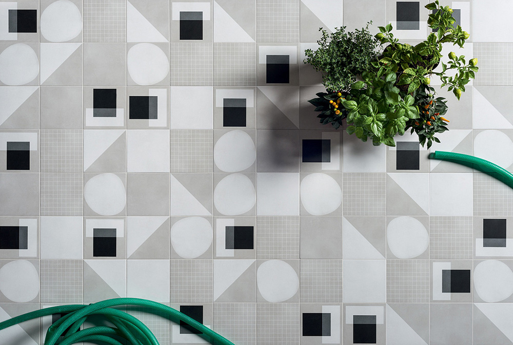 Керамогранит маленького размера с черно-белой геометрией