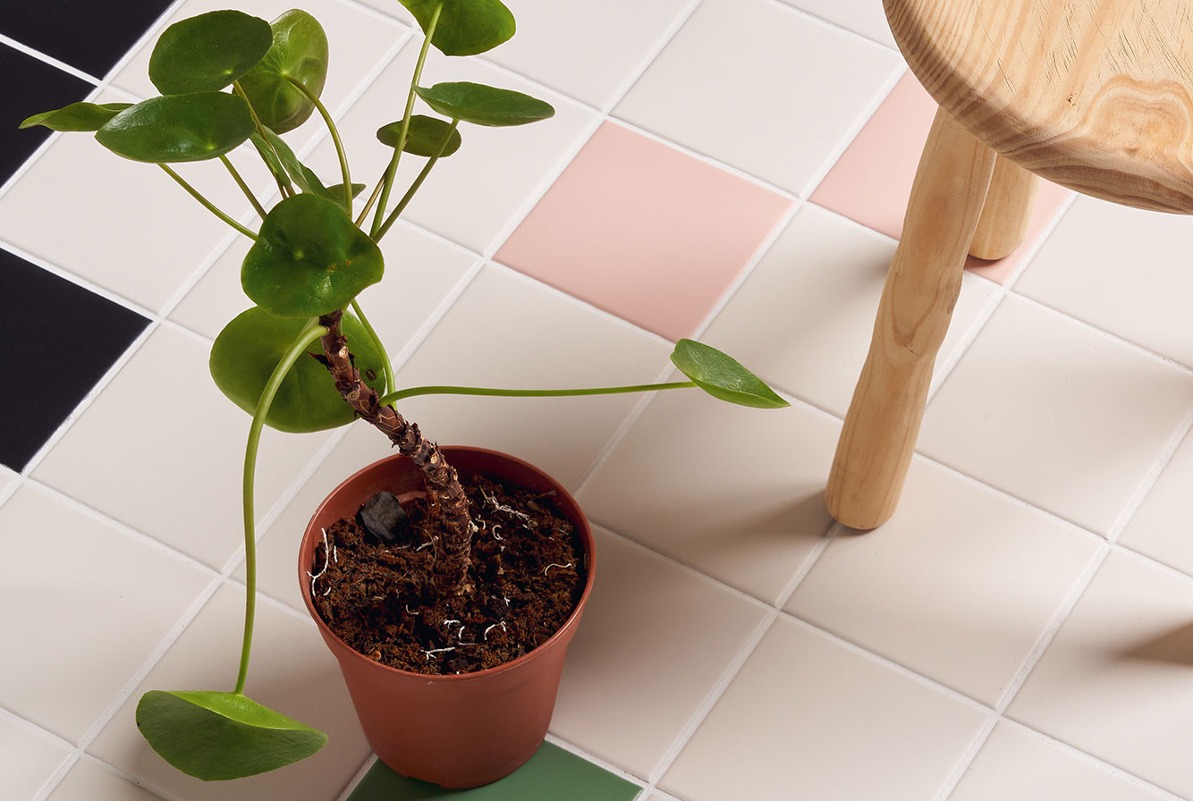 Розовая напольная плитка под мозаику