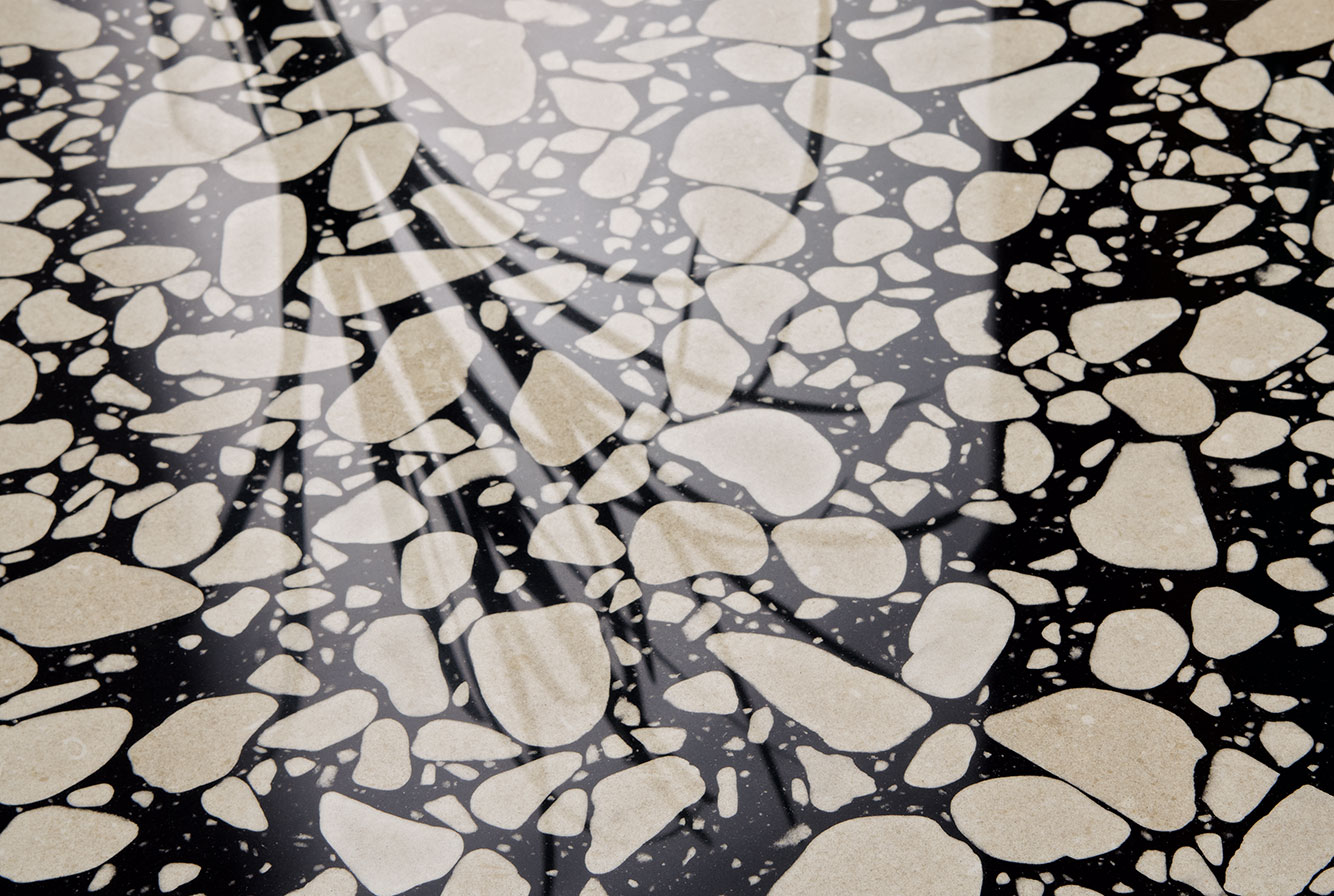Контрастный черный керамогранит с крупными включениями