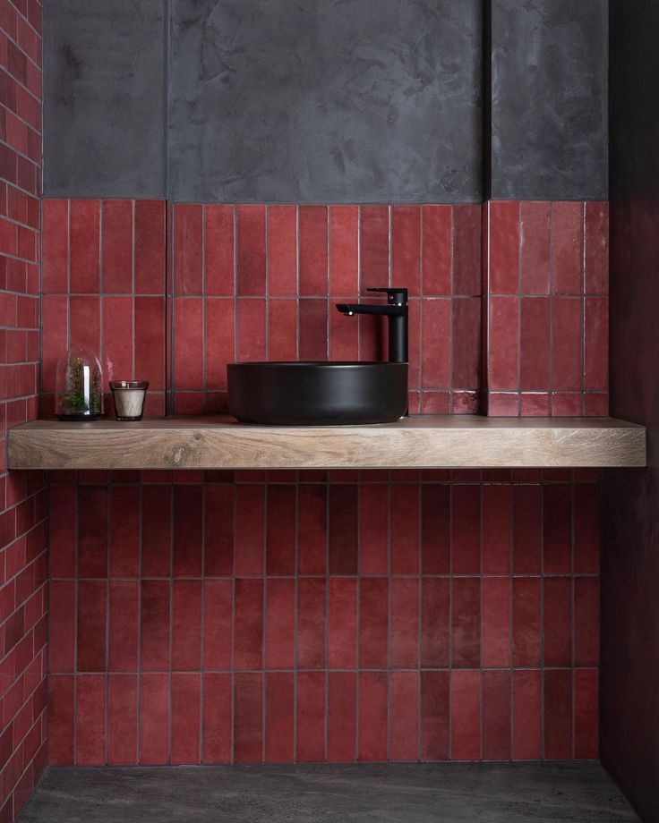 Ярко-красная ванная в плитке популярного размера