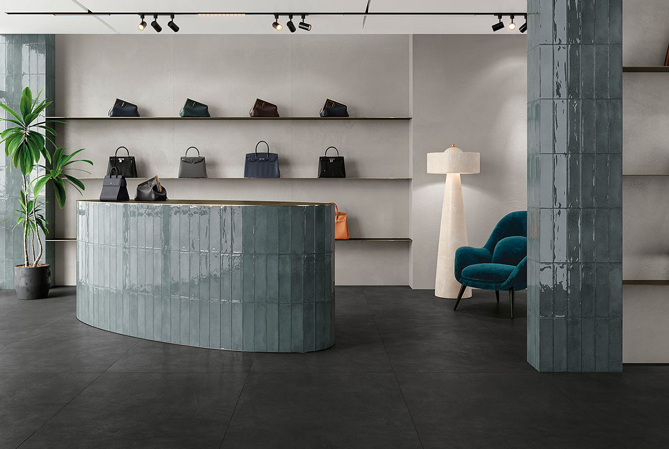 Плитка в нейтральных оттенках с фактурой смолы и стекла