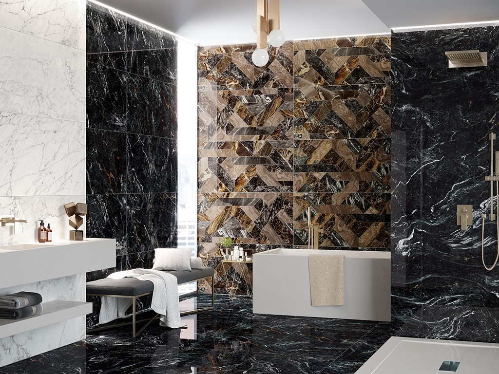 Выразительный контраст черно-коричневой плитки для ванной
