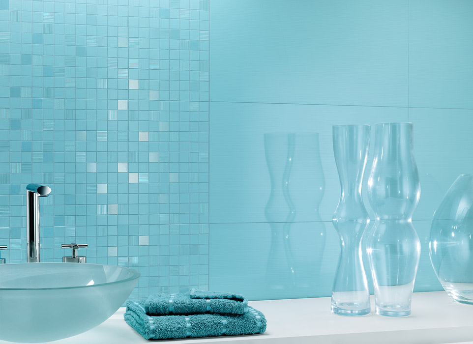 Дизайн плитки в маленькой ванной голубой