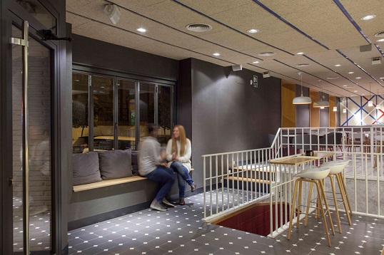 Черная однотонная плитка с таццетками для пола