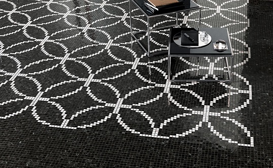 Мозаичная плитка черного цвета под мелкие кусочки мрамора