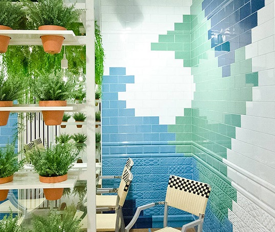 Сочетание голубого и мятного цветов в плитке с объемными декорами