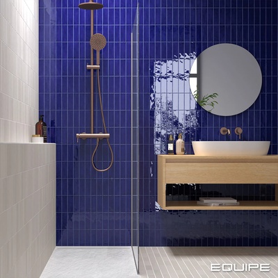 Яркий кобальтовый глянец в популярном размере для ванной