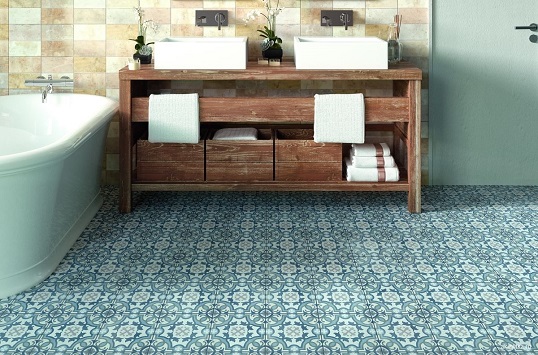 Напольная плитка голубого цвета с повторяющимся орнаментом