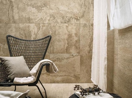 Плитка под камень коричневого цвета для эко-интерьеров