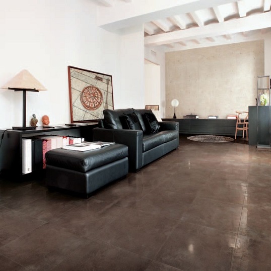 Плитка шоколадного оттенка под полированный камень