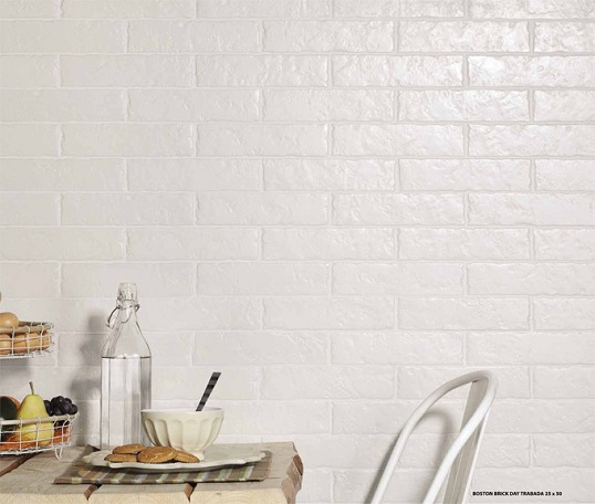 Белоснежный кирпичик для оформления ванной комнаты в стиле прованс