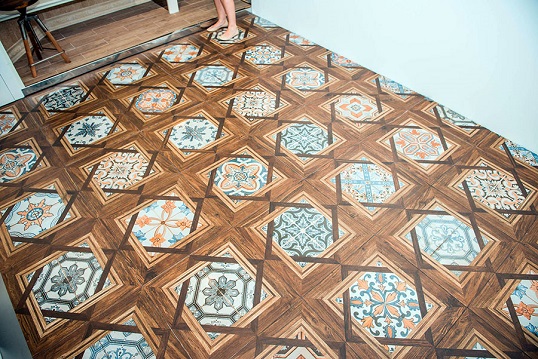 Модная плитка под дерево в миксе рисунок и пэчворк