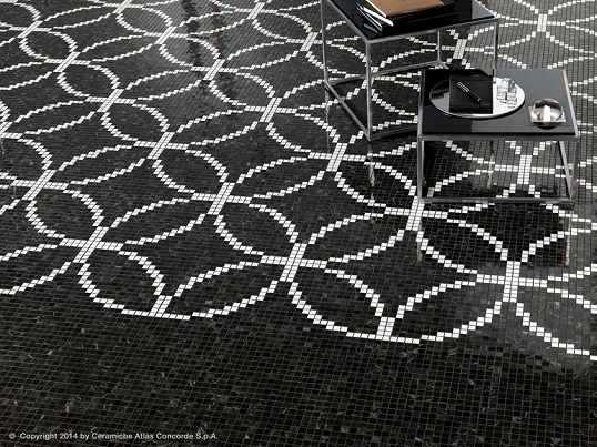 Мозаика из керамогранита черного цвета под мрамор с рисунком