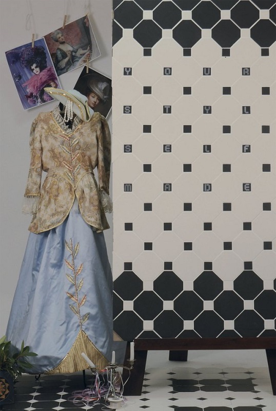 Однотонная плитка с угловыми черно-белыми таццетками