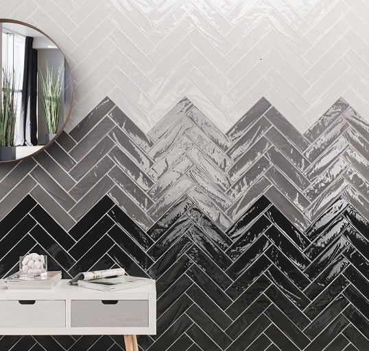 Однотонная плитка под кирпичик в раскладке шеврон