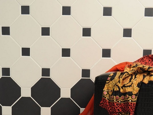 Монохромная плитка в популярном размере с множеством таццеток