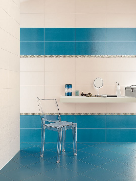 Яркая ультрамариновая плитка для ванной в популярном размере