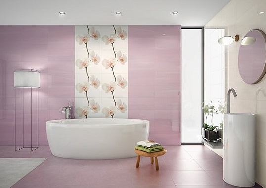 Популярный размер бело-лиловой плитки для ванной