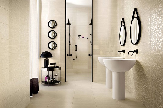 Теплая поверхность травертина для ванной в стиле модерн