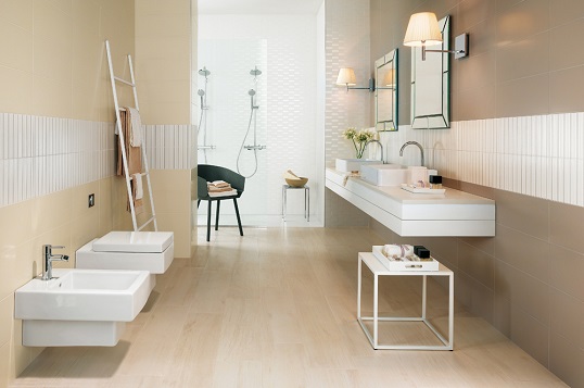 Теплая однотонная плитка бежевого цвета для ванной