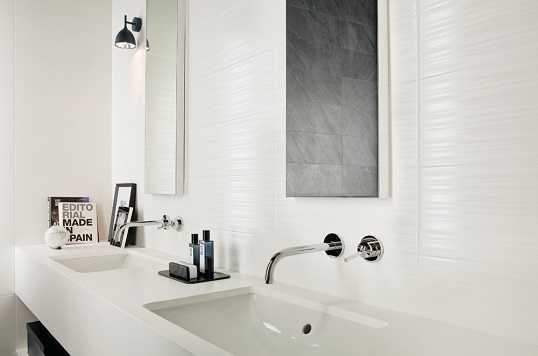 Снежно белая плитка в популярном размере для ванной