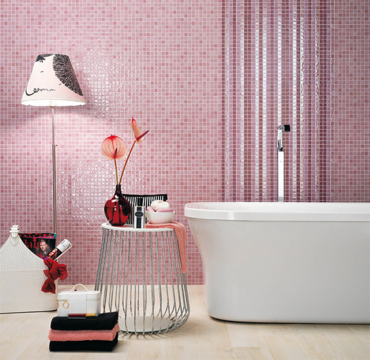 Розовая плитка для ванной комнаты, под мозаику