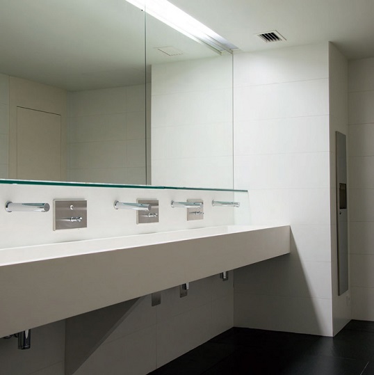 Крупный размер плитки для ванной в современном стиле